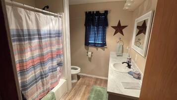 Douche, serviettes fournies, savon, papier toilette