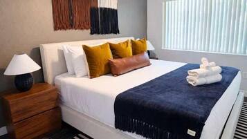 3 habitaciones, tabla de planchar con plancha y cuna de viaje