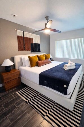 3 habitaciones, tabla de planchar con plancha y cuna de viaje 