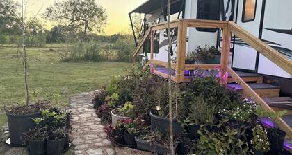 The Premier Cuero Tx RV ,No Cleaning Fee,King Bed, Sectional Couch