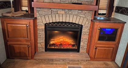 El Primero Victoria Tx RV ,No Cleaning Fee,King Bed, Sectional Couch