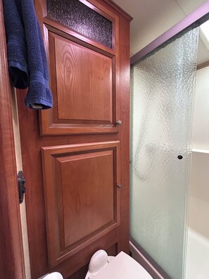 Shower, hair dryer, towels, soap - The Premier Victoria Tx RV ,No Cleaning Fee,King Bed, Sectional Couch (Victoria)