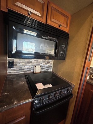 Private kitchen - The Premier Victoria Tx RV ,No Cleaning Fee,King Bed, Sectional Couch (Victoria)
