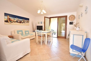 TV - Air-conditioned villa with sea view and two bathrooms (Aglientu)