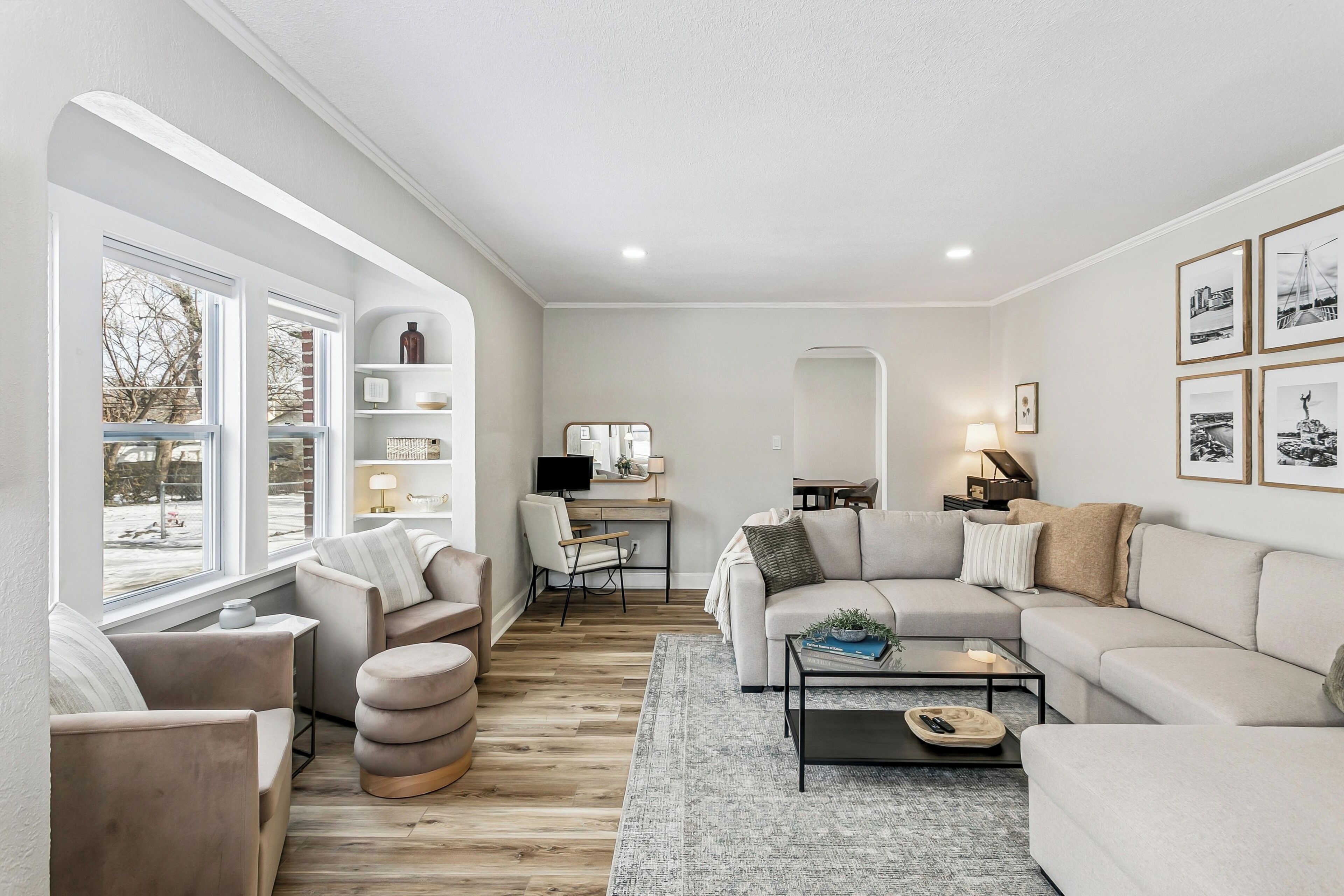 TV connectée, cheminée, livres, chaîne hi-fi