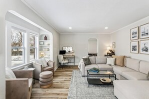 Smart TV, fireplace, books, stereo