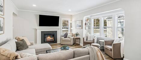 TV connectée, cheminée, livres, chaîne hi-fi