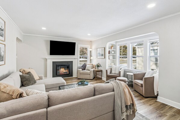 Smart TV, fireplace, books, stereo