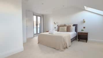 5 bedrooms, iron/ironing board, WiFi, bed sheets