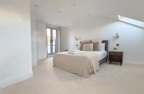 5 chambres, fer et planche à repasser, Wi-Fi, draps fournis