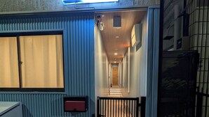 L’entrée d’un hôtel, avec une enseigne indiquant « Star Minami Senju ».