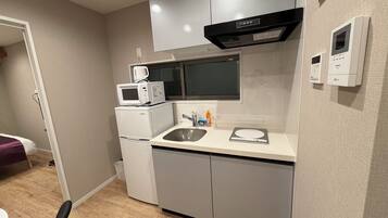 冷蔵庫、電子レンジ、コンロ、電気ポット