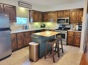 Frigorífico, microondas, horno y placa de cocina