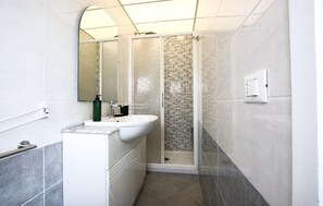 Douche, sèche-cheveux