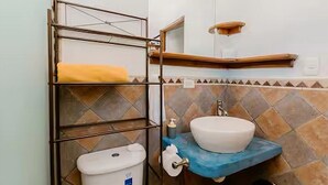Shower, towels, soap, toilet paper - Villas De Flor Cabin #1 (Los Pargos)