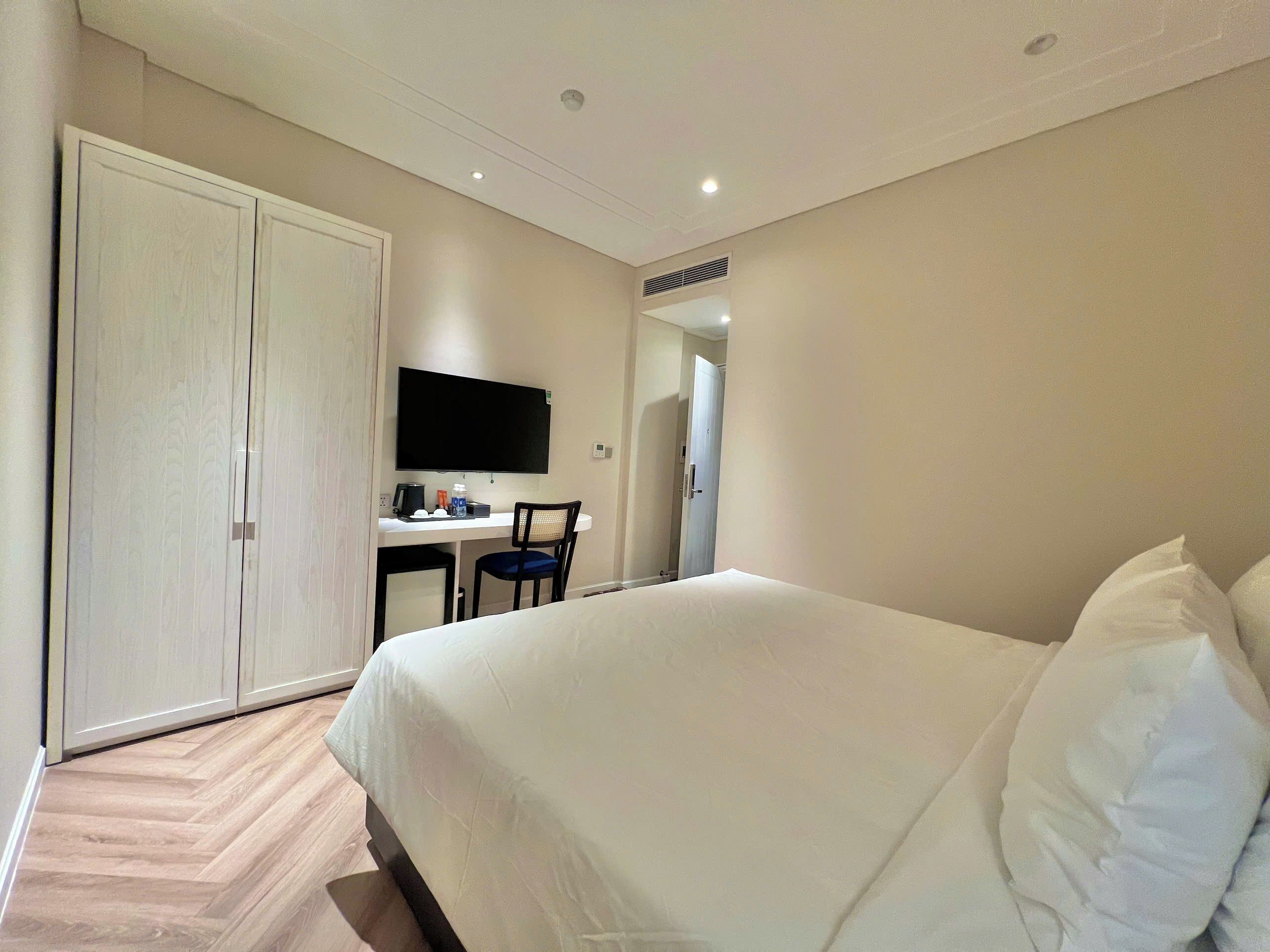 غرفة مزدوجة بتجهيزات أساسية | مكتب ومساحة عمل للكمبيوتر المحمول وواي فاي مجانًا