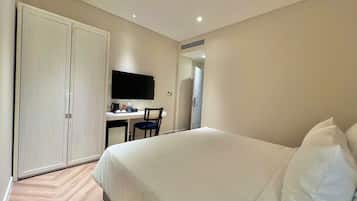 Escritorio, espacio para trabajar con laptop y wifi gratis