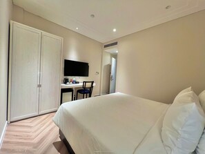 Basic-Doppelzimmer | Schreibtisch, laptopgeeigneter Arbeitsplatz, kostenloses WLAN