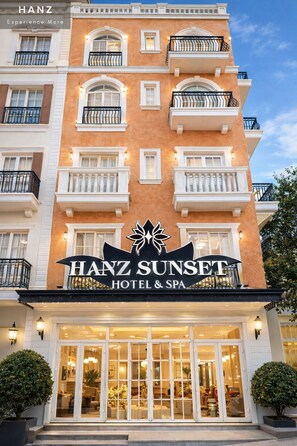 Mặt tiền nơi lưu trú