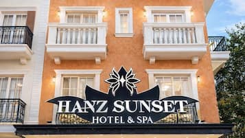 تفاصيل الفندق من الخارج