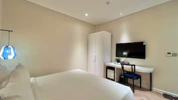 Escritorio, espacio para trabajar con laptop y wifi gratis