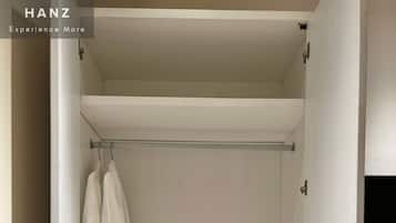 Dobbeltrom – basic | Skrivebord, skrivebord for bærbar PC og wi-fi (inkludert)