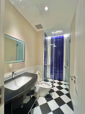 Basic-Doppelzimmer | Badezimmer | Kostenlose Toilettenartikel, Haartrockner, Handtücher, Seife