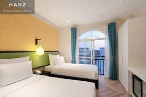 办公桌、笔记本电脑工作区、免费 WiFi