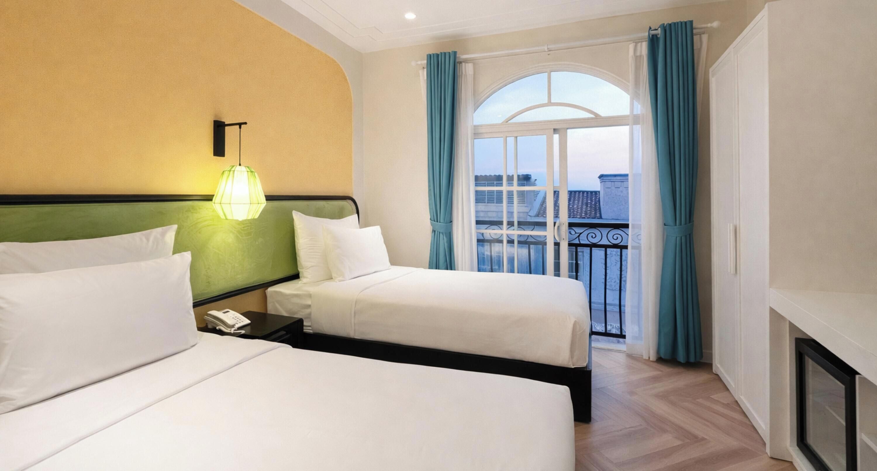 Desk, laptop workspace, free WiFi