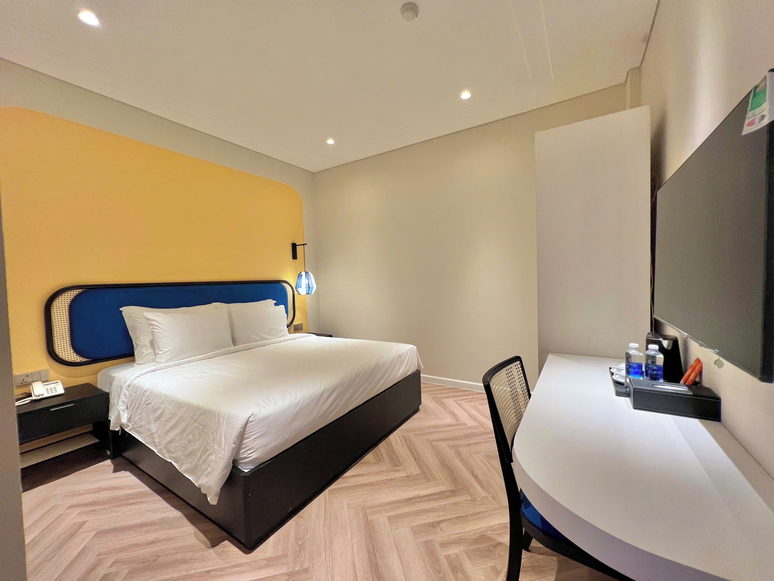 غرفة مزدوجة بتجهيزات أساسية | مكتب ومساحة عمل للكمبيوتر المحمول وواي فاي مجانًا