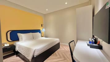 Escritorio, espacio para trabajar con laptop y wifi gratis