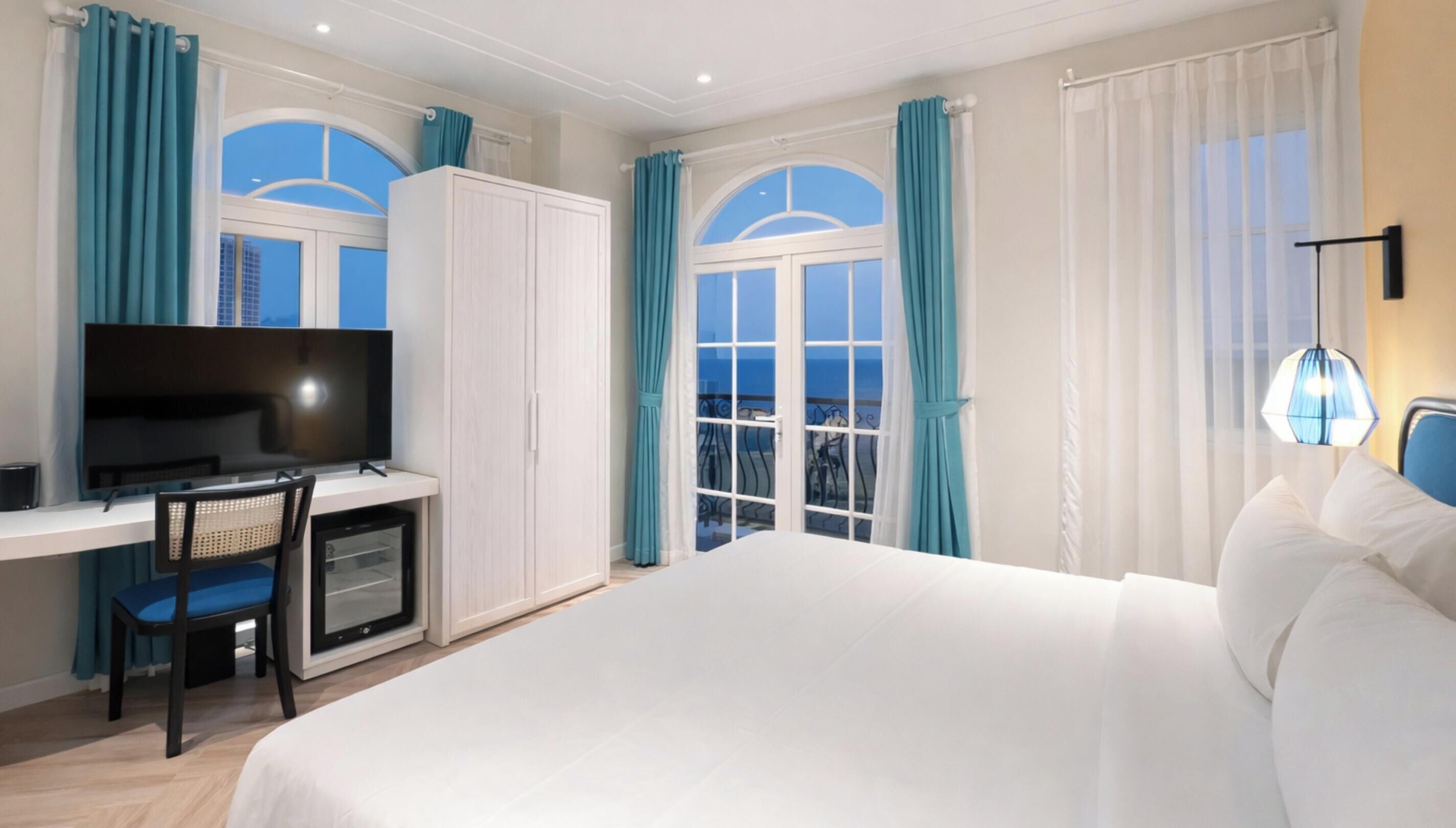 مكتب ومساحة عمل للكمبيوتر المحمول وواي فاي مجانًا