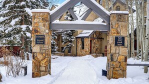 A stone entrance gate with signs reading 'Kayenta Legend House' and '125 Last Creek Lane.' - Misty Maiden Lodge by Avantstay Prime Ski-in Ski-out Retreat + Hot Tub + Steps to Lift & Gondola (Telluride)