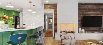 Misty Maiden Lodge by Avantstay Prime Ski-in Ski-out Retreat + Hot Tub + Steps to Lift & Gondola