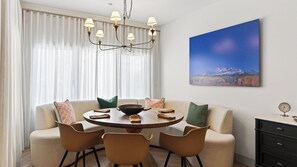 A dining area with a round table, chairs, and a chandelier. - Misty Maiden Lodge by Avantstay Prime Ski-in Ski-out Retreat + Hot Tub + Steps to Lift & Gondola (Telluride)