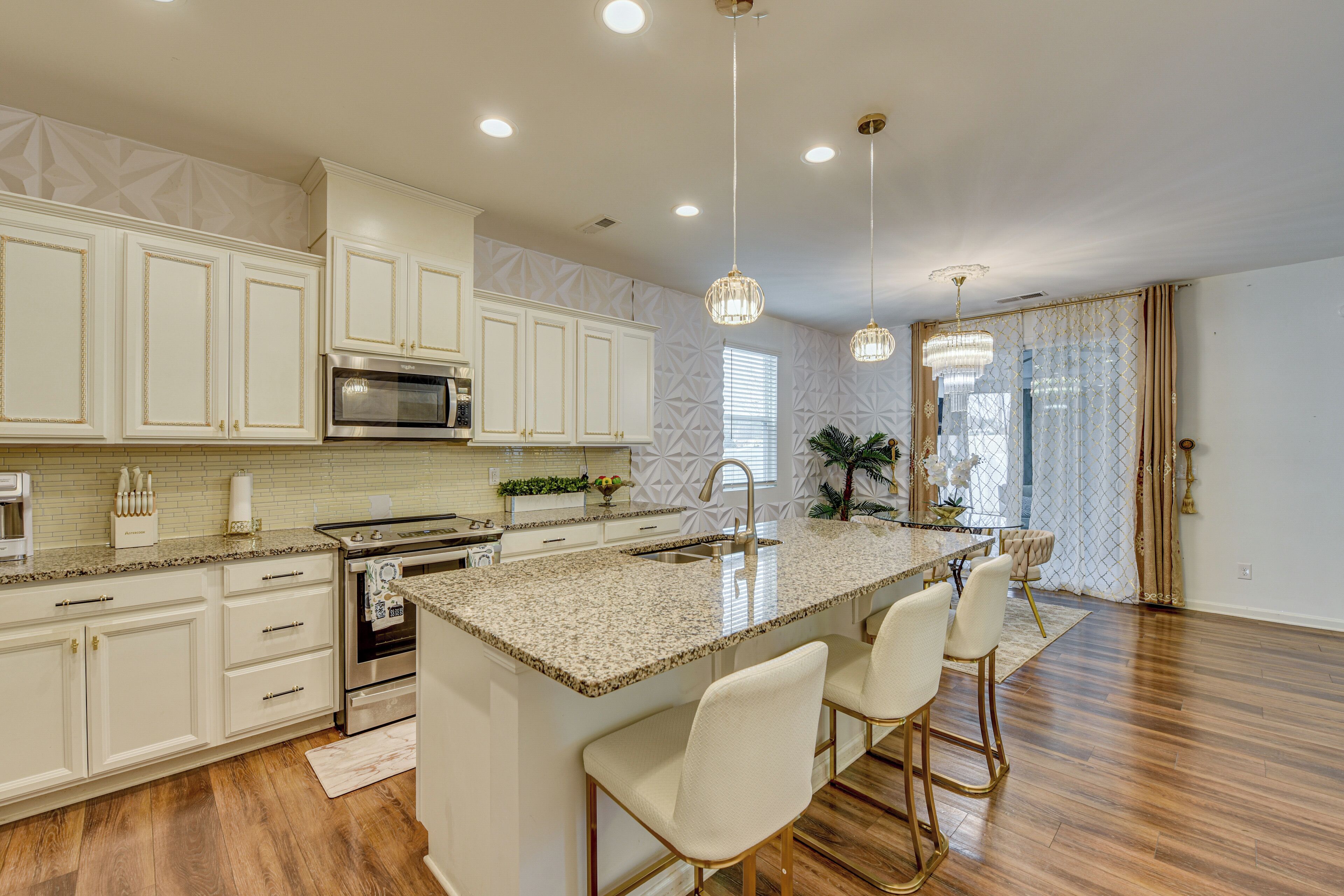 Geladeira, micro-ondas, cooktop, lava-louças