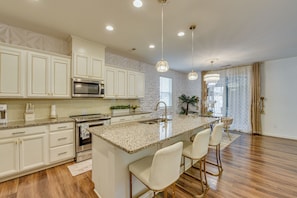 Fridge, microwave, stovetop, dishwasher