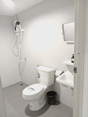 Double Room | Bathroom | Shower, towels, soap, shampoo - Sleep Pop CMU Chiang Mai (Chiang Mai)