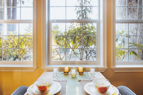Charming 1-bedroom apt; cleaned with non-toxic, plant based cleaning products
