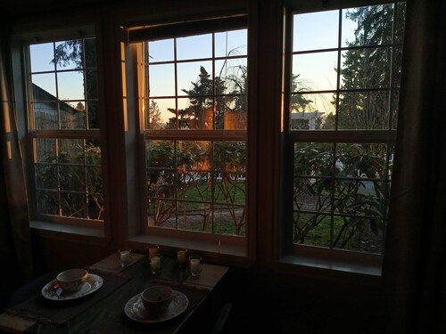 Charming 1-bedroom apt; cleaned with non-toxic, plant based cleaning products