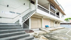 Un immeuble à plusieurs étages avec un escalier menant à un balcon.