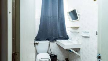 Double Room | Bathroom | Towels, soap, shampoo, toilet paper