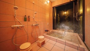 Une salle de bain équipée d’une baignoire, de toilettes et d’un espace douche.