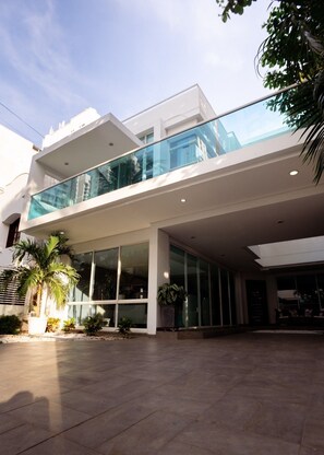Exterior - Luxury Cartagena villa near beach- VIP amenities, airport pickups, 24/7 staff (Cartagena de Indias)