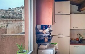 Fridge, microwave, stovetop, coffee/tea maker - 1 bedroom stunning home in Ragusa Ibla (Ragusa Ibla)