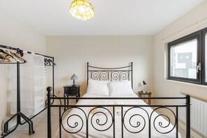 1 chambre, bureau, fer et planche à repasser, accès Internet