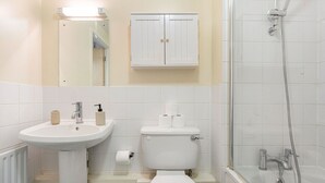 Shower, hair dryer, towels - GuestReady – Directly Opposite Tube Station in N7! (London)