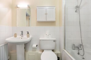 Shower, hair dryer, towels - GuestReady – Directly Opposite Tube Station in N7! (London)