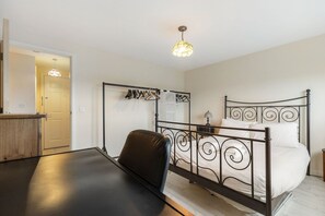 1 chambre, bureau, fer et planche à repasser, accès Internet
