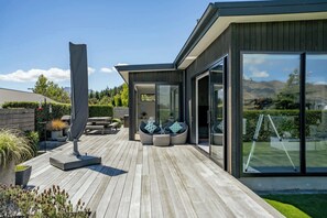 Outdoor dining - Diamond on the Peninsula (Wānaka)